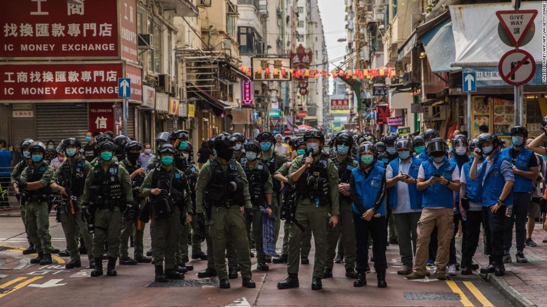 デモ隊が集会を開いていた場所をパトロールする警官/DALE DE LA REY/AFP/AFP via Getty Images