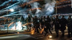 米ポートランドのデモ１００日目、５０人以上を拘束