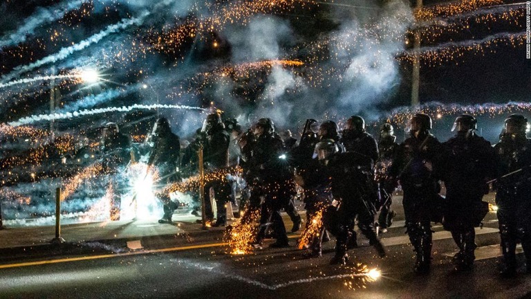 警察は、デモ隊が警官に火炎瓶や爆竹などを投げつけたとしている/Nathan Howard/Getty Images