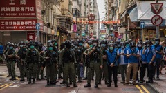 １２歳少女に警官が体当たり、香港警察に非難殺到