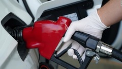 原油価格が急落、サウジが原油販売価格を引き下げ　需要低迷を懸念