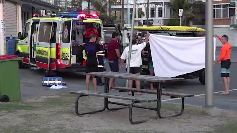 救急隊員がサメに襲われた男性を治療したが負傷により死亡した＝８日、豪州/Nine News Australia 