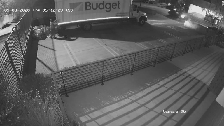 防犯カメラには駐車場にトラックが入り郵便物を捨てる様子が映っている/7Q Spa