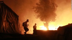 ギリシャの難民キャンプ、大規模火災で壊滅状態か