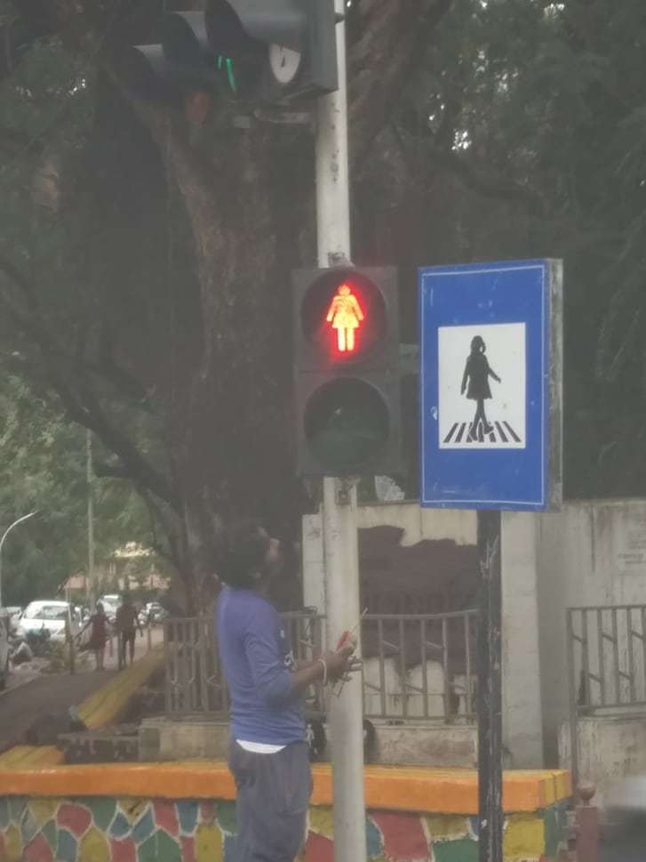 インド・ムンバイに登場した女性の姿を扱った信号機/Aaditya Thackeray/Twitter