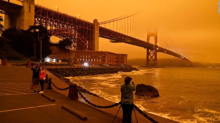 米カリフォルニア州で９日午前、山火事の影響でオレンジ色に染まった光景が出現した/Eric Risberg/AP
