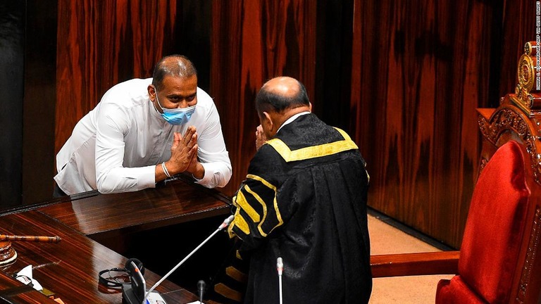 国会議員に就任したプレムラル・ジャヤセカラ死刑囚（左）が宣誓/ISHARA S. KODIKARA/AFP/AFP via Getty Images