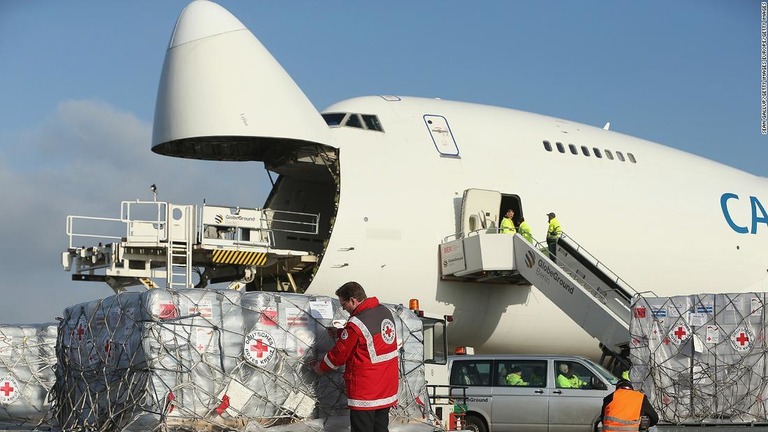 今後航空貨物業界にはワクチンを世界中に送り届ける「世紀のミッション」が待ち受ける/Sean Gallup/Getty Images Europe/Getty Images