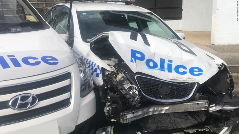 麻薬の運び屋が運転する車に衝突されて損壊した警察車両/New South Wales Police