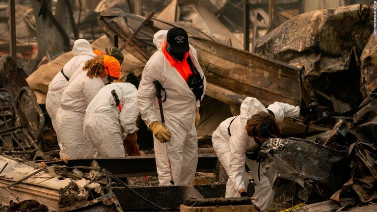 火災現場で遺体の捜索にあたる救助隊員。オレゴン州での山火事をめぐる誤情報が拡散し、フェイスブックが対応を強化している/David Ryder/Getty Images