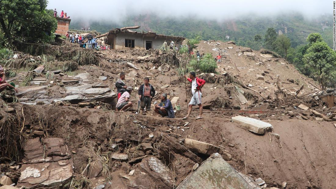 住民や救助隊が捜索活動を行う様子＝シンドゥパルチョーク郡/NIROJ CHAOULAGAIN/AFP via Getty Images