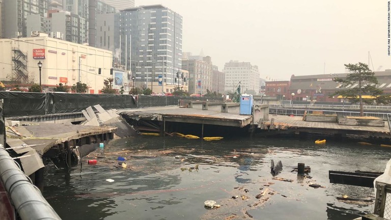 解体工事をしていた埠頭が崩落し、作業員に負傷者が出た/Seattle Fire Department/From Twitter