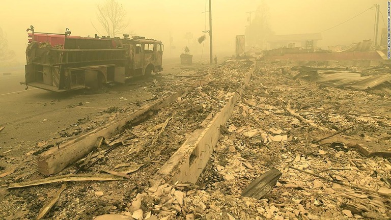 空が煙で閉ざされた町の様子＝１１日、オレゴン州デトロイト/Mark Ylen/Albany Democrat-Herald/AP