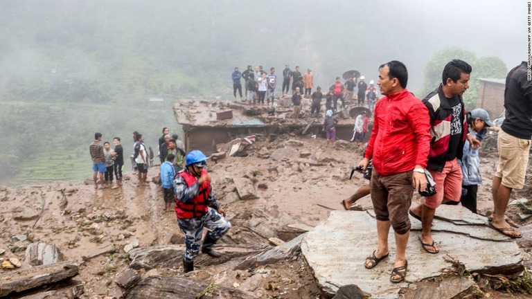 土砂崩れの現場に集まった救助隊や住民＝シンドゥパルチョーク郡/NIROJ CHAOULAGAIN/AFP via Getty Images
