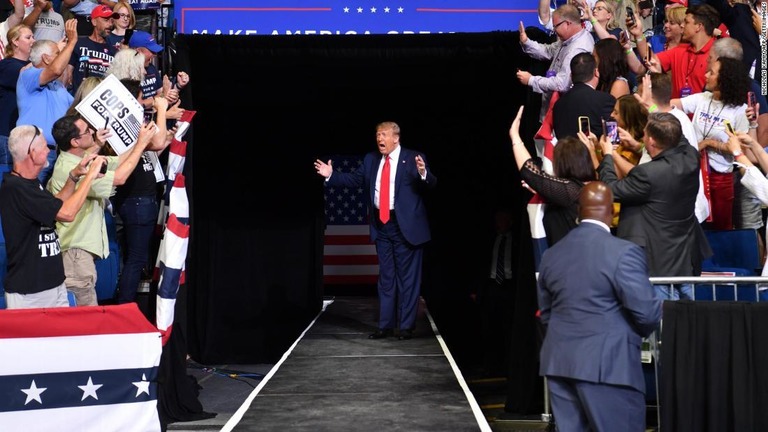 トランプ大統領の陣営が約３カ月ぶりに屋内で集会を開催/Nicholas Kamm/AFP/Getty Images