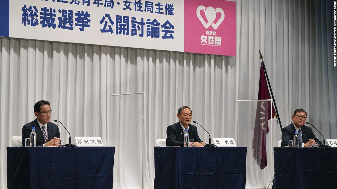 公開討論会に参加した岸田文雄氏(左)、菅義偉氏(中)、石破茂氏/Kimimasa Mayama/Pool/Anadolu Agency/Getty Images