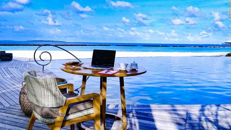 青い海や真っ白なビーチを背景にビデオ会議をしてみる？/The Nautilus Maldives