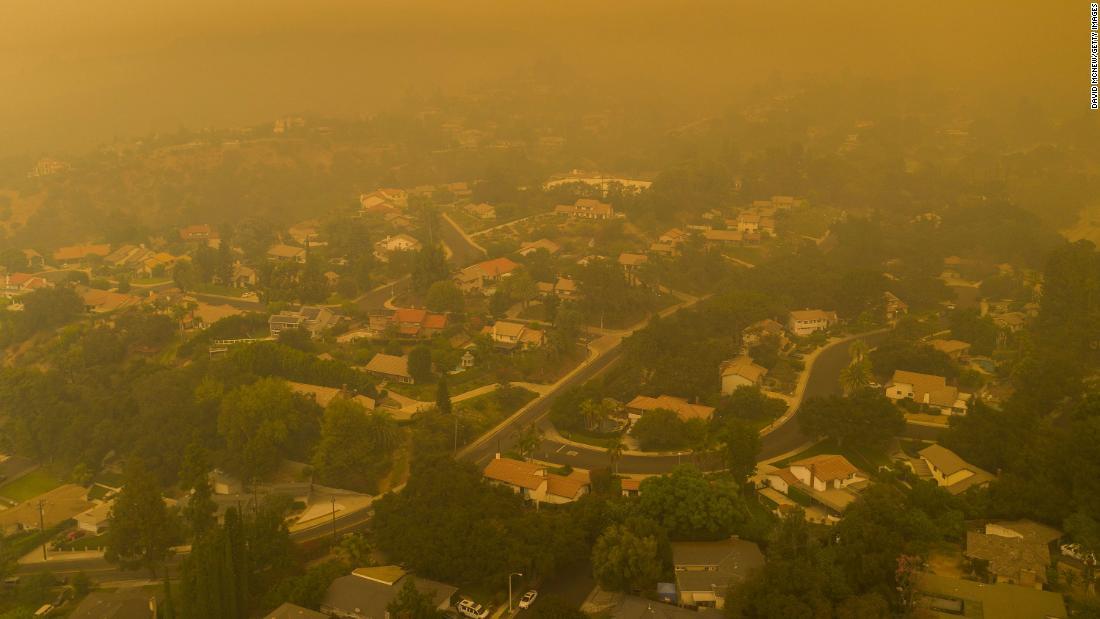 煙に包まれたカリフォルニア州の住宅街=13日/David McNew/Getty Images