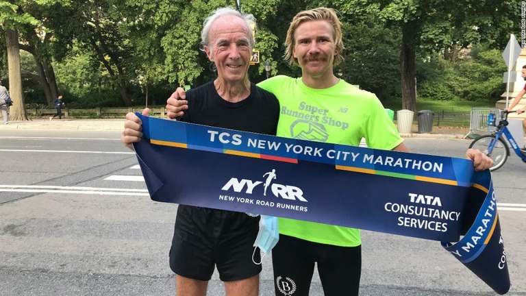 ５０年ぶりにコースを走ったゲーリー・ムールケさん（左）と孫のコリン・カーンさん＝１３日/New York Road Runners