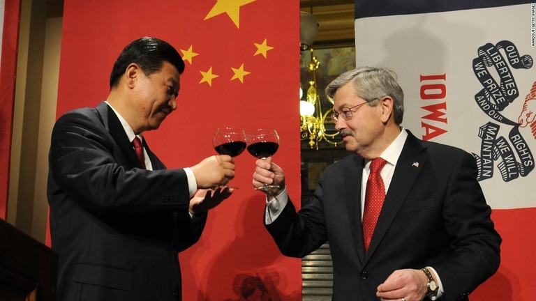 中国の習近平国家主席（左）と当時アイオワ州知事だったブランスタッド氏＝２０１２年２月、アイオワ州デモイン/Handout/Getty Images 