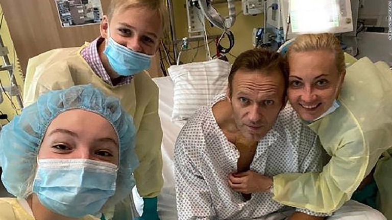 病室で娘、息子、妻に囲まれるナバリヌイ氏＝１５日、ドイツのベルリン/Alexey Navalny/Instagram