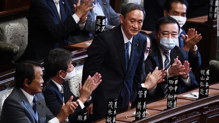 菅義偉氏が、衆参両院の本会議で首相に選出された/CHARLY TRIBALLEAU/AFP/AFP via Getty Images