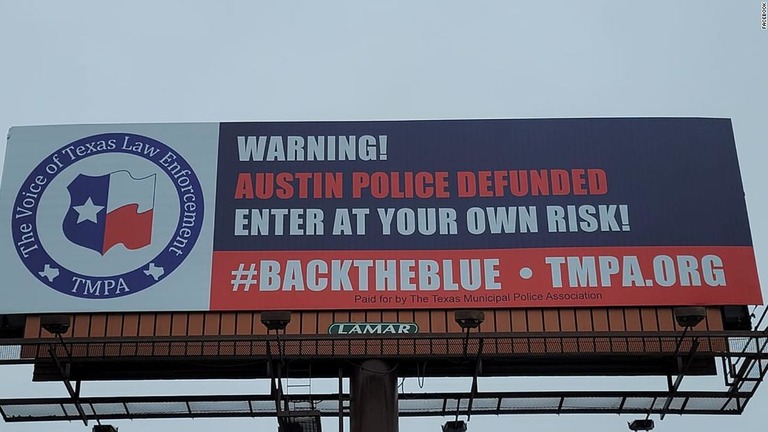 警察予算が削減されたとして街に入るリスクを警告する米テキサス州の看板/Facebook