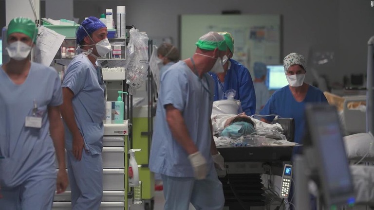 フランスのボルドー大学病院の集中治療室（ＩＣＵ）は病床の空きがわずかとなっている/CNN