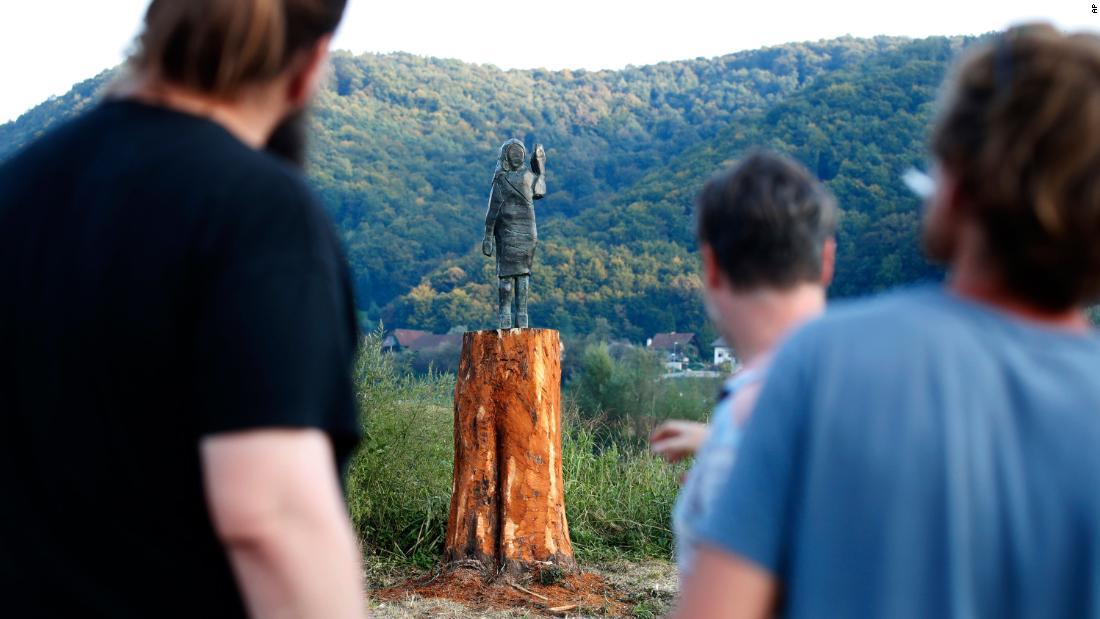 ブロンズ像は大変に協力的だった地元住民への「贈り物」だと、制作に携わったダウニー氏は語る/AP