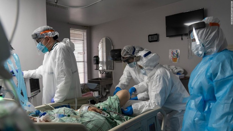 新型コロナに感染した患者をＩＣＵで処置する医療従事者ら＝７月２８日、テキサス州ヒューストン/Go Nakamura/Getty Images 