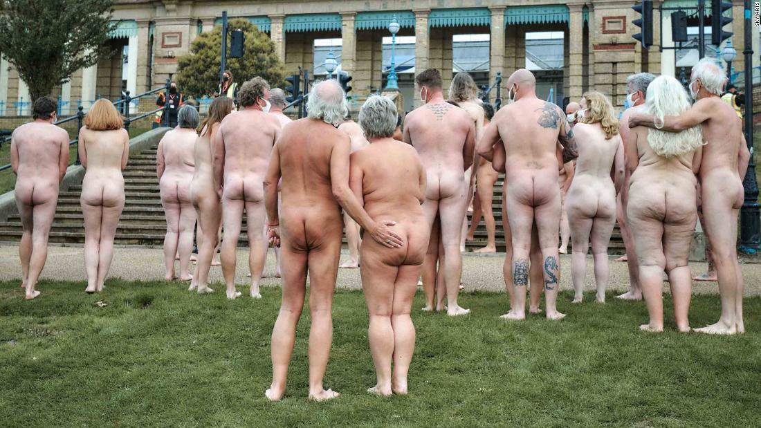 英ロンドン北部の公園で集団ヌード写真の撮影会が行われた