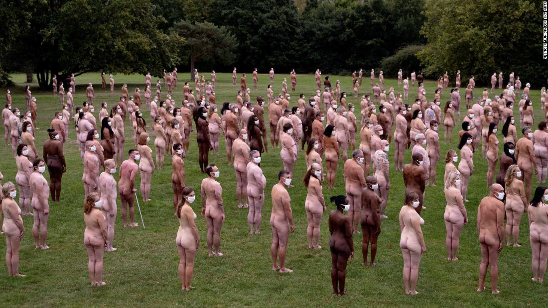 約220人が白いフェイスマスクを身に着けて撮影に臨んだ/Spencer Tunick for Sky Arts