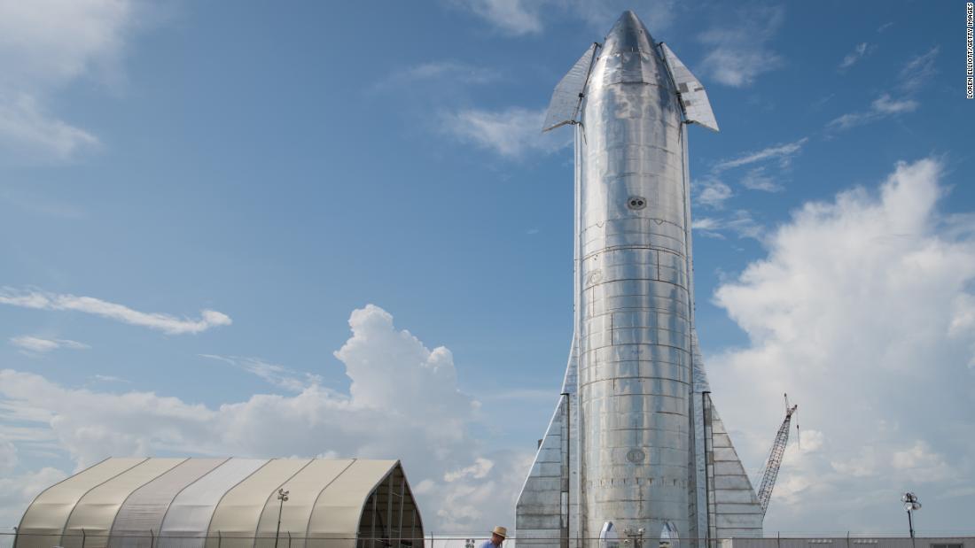 昨年９月、テキサス州の打ち上げ施設で撮影されたスペースＸ「スターシップ」のプロトタイプ/Loren Elliott/Getty Images
