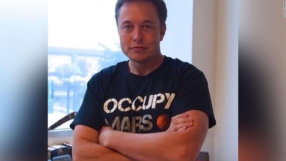 「火星を占拠せよ」と書かれたＴシャツを着るイーロン・マスク氏/From Instagram