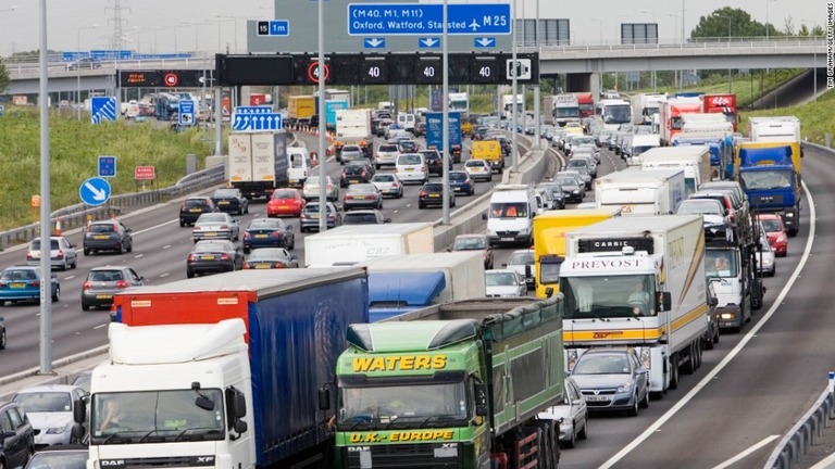 ロンドンの周囲を回る高速道路Ｍ２５で事故は発生した/TIM GRAHAM/GETTY IMAGES