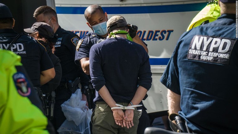 米ニューヨーク市で警察が移民税関捜査局の廃止求めるデモ参加者８６人を拘束/Steve Sanchez/Pacific Press/Shutterstock