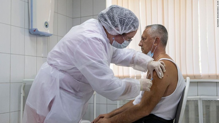 ワクチン「スプートニクＶ」を処方する医療従事者＝９月１５日、モスクワ/Alexander Zemlianichenko Jr/AP