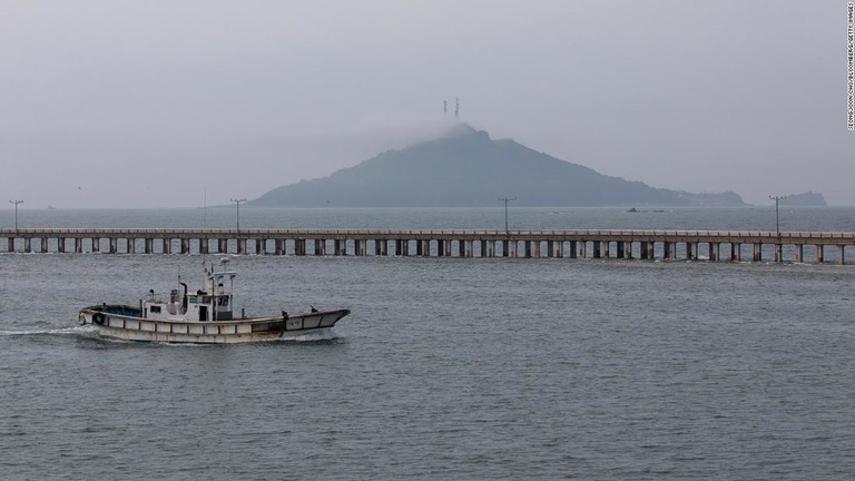 延坪島の近くを航行する船＝２０２０年６月/SeongJoon Cho/Bloomberg/Getty Images