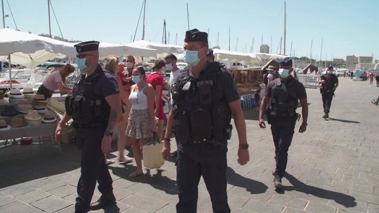 マルセイユ市内をパトロールする警官。新型コロナウイルスの感染拡大を受けて、フランスの複数の都市で飲食店の営業に規制がかけられる/CNN