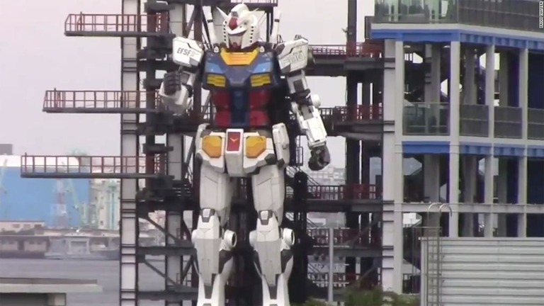 横浜に登場した「機動戦士ガンダム」を基にした巨大ロボット/from Twitter