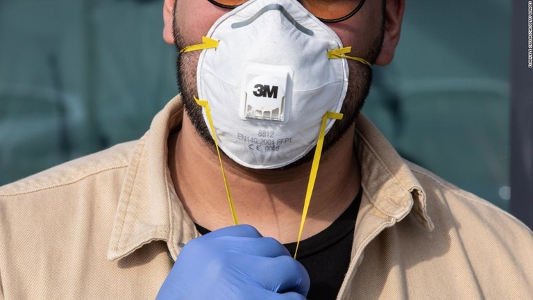 ファウチ氏は新型コロナのワクチンが開発されてもマスク着用などの対策を継続すべきとの見解を示した/Emanuele Cremaschi/Getty Images