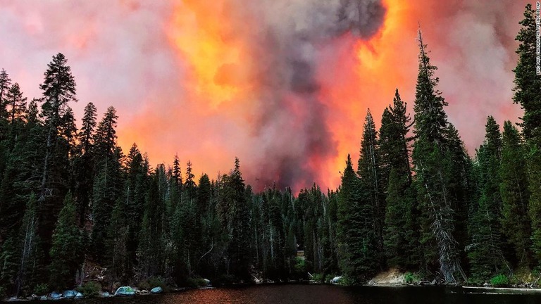 米カリフォルニア州ハンチントン湖からみたクリーク・ファイアの煙＝５日/Eric Paul Zamora/The Fresno Bee/AP