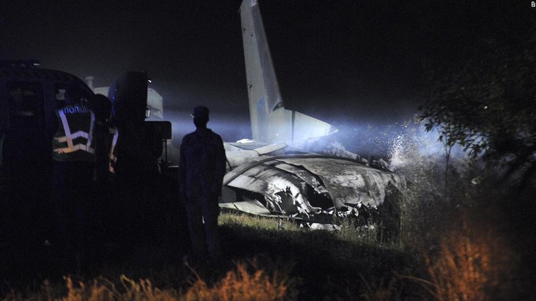 ウクライナ東部で同国空軍のアントノフ２６輸送機が墜落し、２５人が死亡した/AP