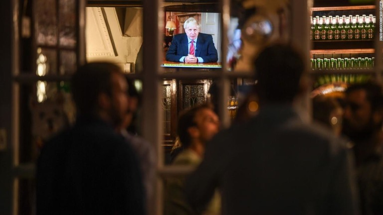 英ロンドンのパブのテレビでジョンソン首相の演説が流れる/Peter Summers/Getty Images