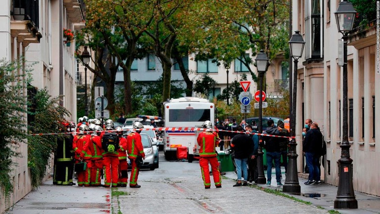 刃物による襲撃事件の現場近くに集まった消防士ら＝２５日/GEOFFROY VAN DER HASSELT/AFP/AFP via Getty Images