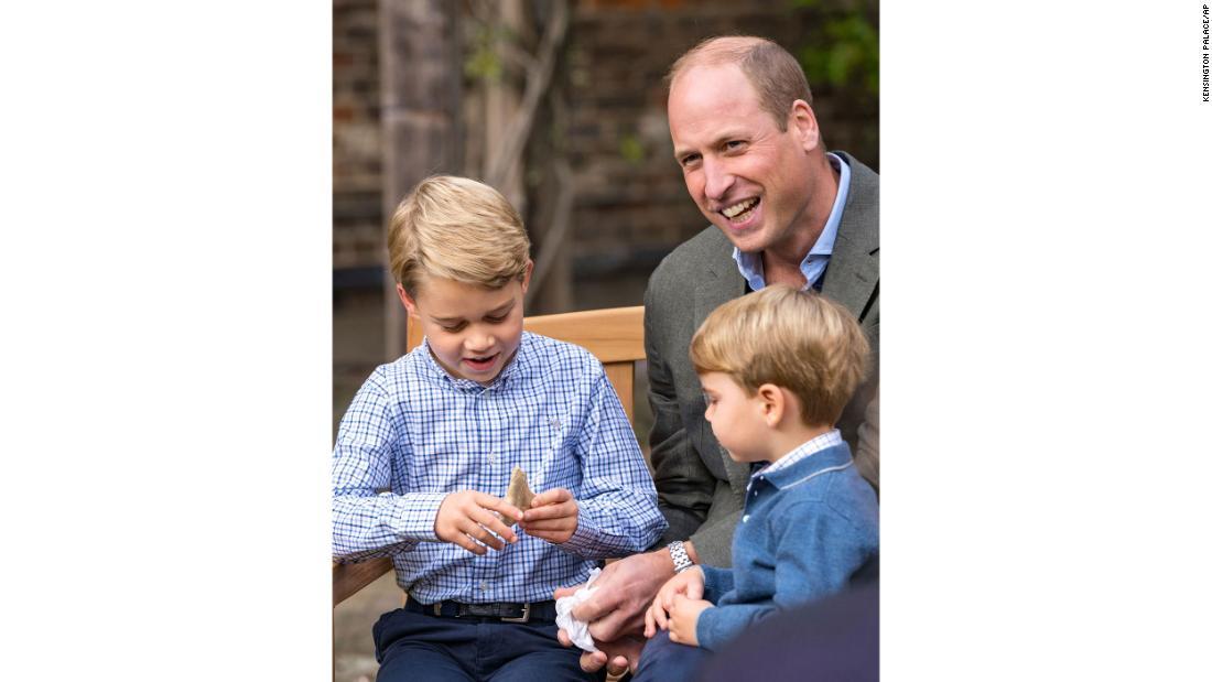 サメの歯の化石を調べるジョージ王子とルイ王子/Kensington Palace/AP