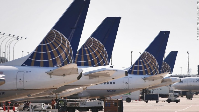 米ユナイテッド航空が、搭乗客に対し新型コロナウイルスの検査を提供すると発表した/Scott Olson/Getty Images North America/Getty Images