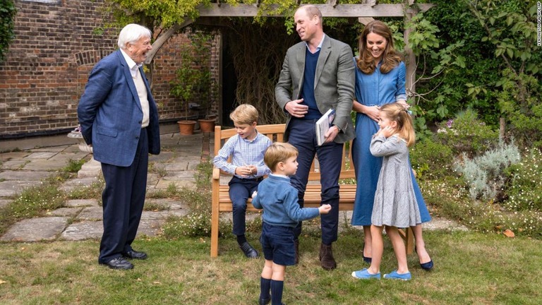 動物学者のデービッド・アッテンボロー氏とウィリアム王子一家/Kensington Palace/AP