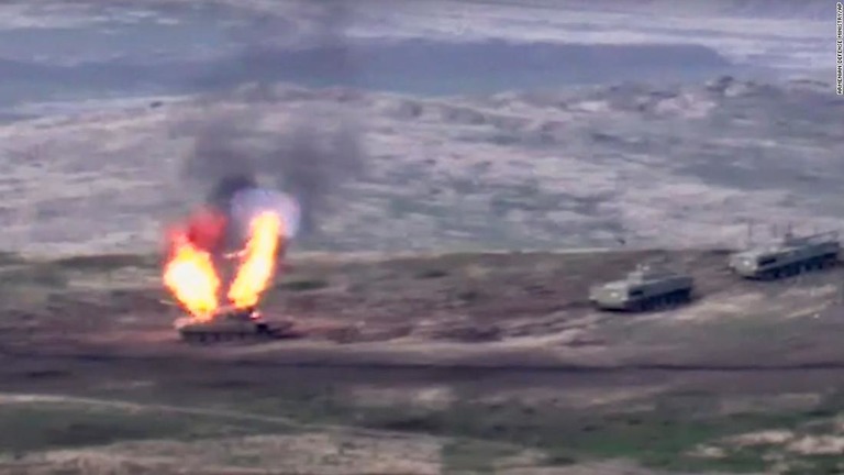 アルメニア国防省が公開した写真。アゼルバイジャンのタンクが破壊される場面とみられる＝２７日/Armenian Defense Ministry/AP