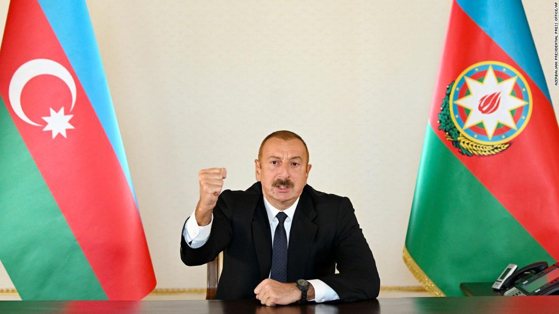 アゼルバイジャンのイルハム・アリエフ大統領が首都バクーから国民に演説する様子/Azerbaijani Presidential Press Office/AP